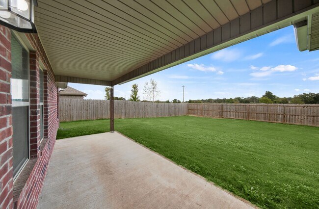 Building Photo - Great House in Quiet Neighborhood Ready to...