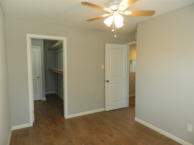 Building Photo - 704 Memorial Mews St