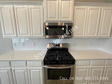 Building Photo - 2025 Sara Vista Dr