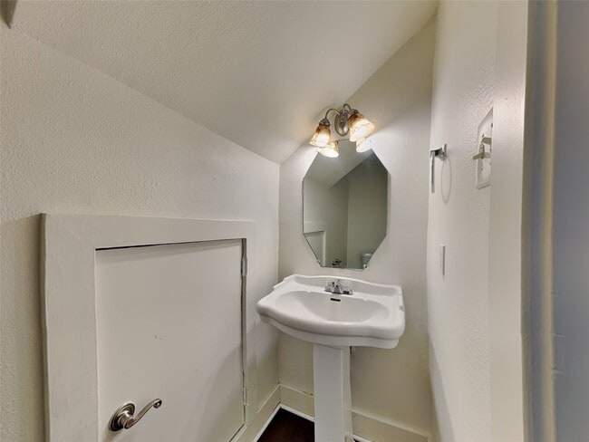 Building Photo - 26880 Hailey's Manor