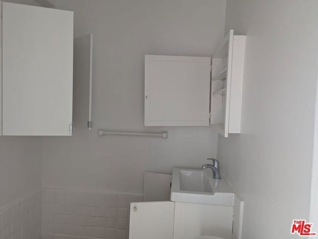 Building Photo - 634 S Gramercy Pl