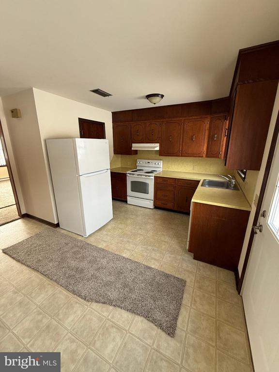 Building Photo - 228 W 8th St