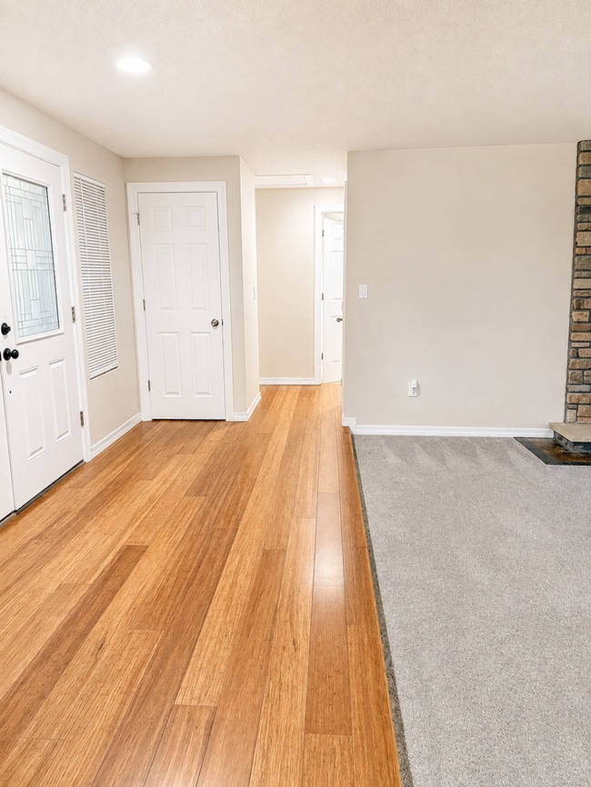 Building Photo - Beautiful 2 Bedroom 1 3/4 Bath Duplex in Gig Harbor!