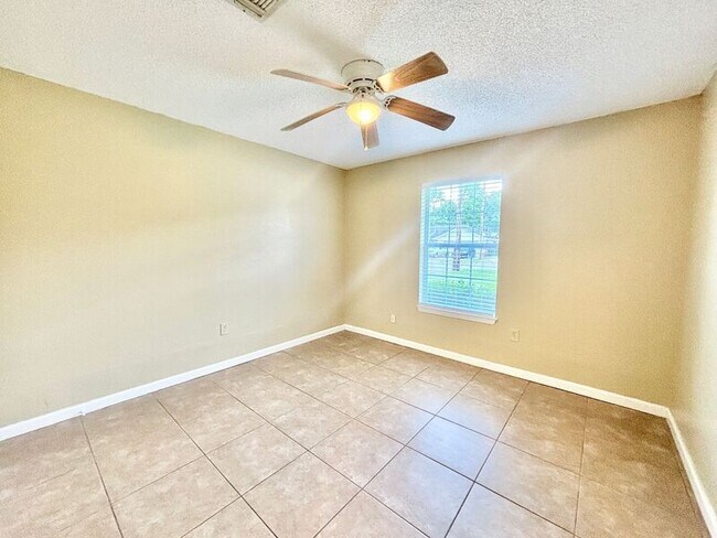 Building Photo - 1437 Little Creek Dr