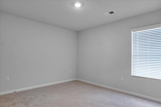 Building Photo - MOVE IN READY