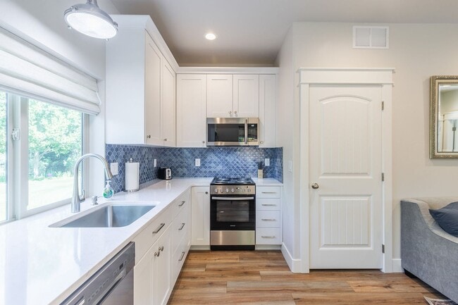 Building Photo - Charming Fully Furnished 1 Bedroom, 1 Bath...
