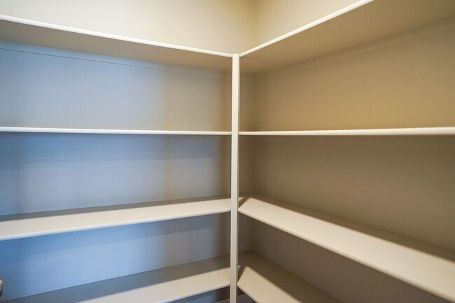 Building Photo - 3 bedroom 2 bath -3 car garage!