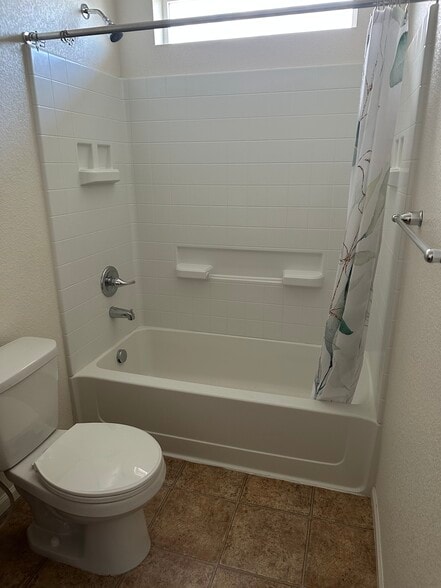 Building Photo - 9444 Castle Oaks Dr