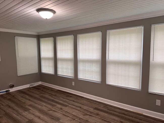Building Photo - 3 bedroom 1 bath home, located in the Greystone area!