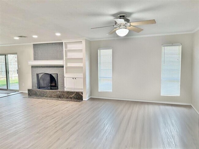 Building Photo - 2317 NE Village Dr