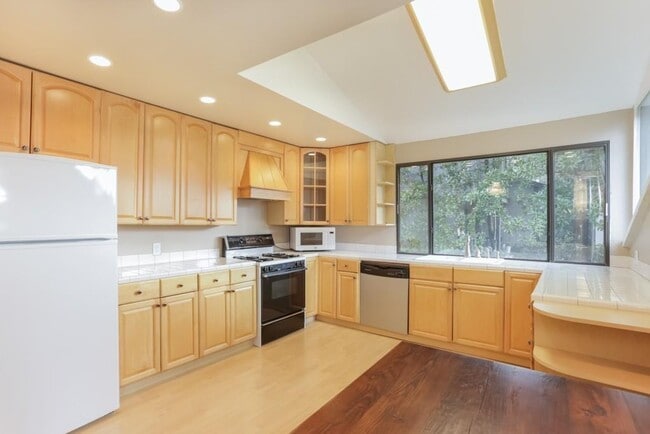 Building Photo - 3087 Balearic Dr SE