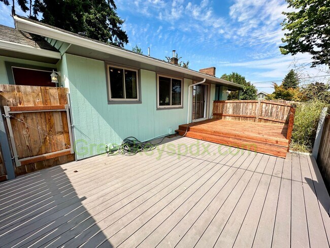 Building Photo - 3-Bedroom, 1.5-Bathroom House in Concordia...