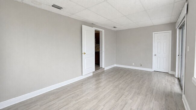 Building Photo - Updated 3 Bedroom Home with Bonus Florida Room, Workshop & Fenced Yard
