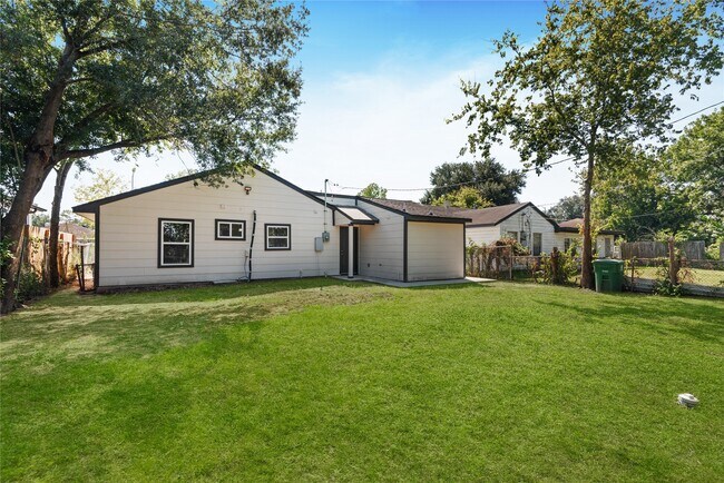Building Photo - 5405 Chennault Rd
