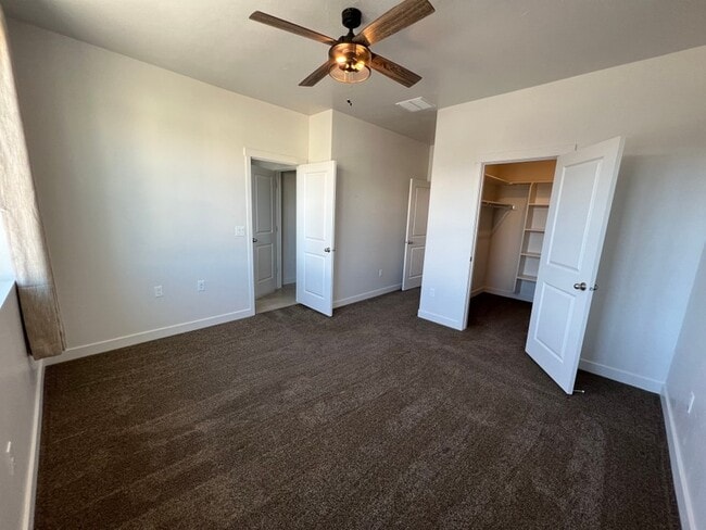 Building Photo - 418 Willow Leaf Rd