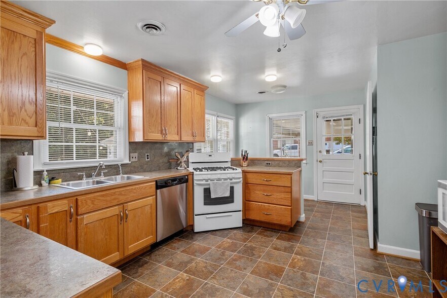 Building Photo - 1871 Pender Ave