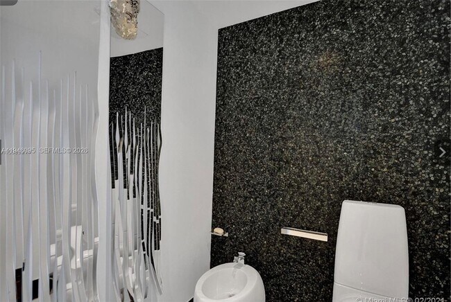 Building Photo - 17001 Collins Ave