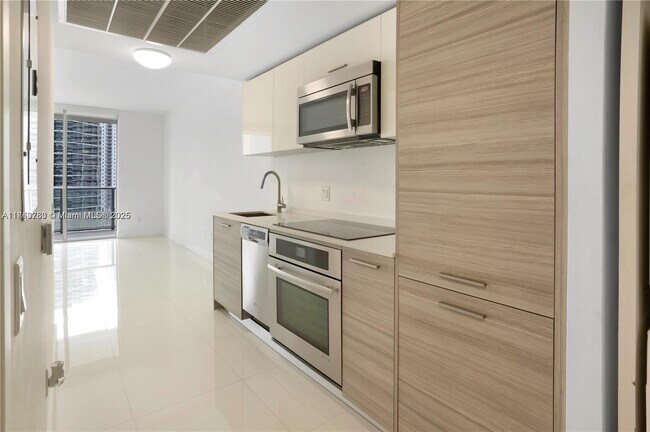 Building Photo - 1300 Brickell Bay Dr