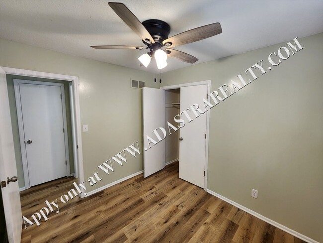 Building Photo - Nice Updated 2 Bed 1.5 Bath Duplex in Basehor-Available in MAY!!