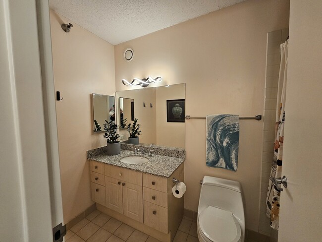 Building Photo - 512 N McClurg Ct