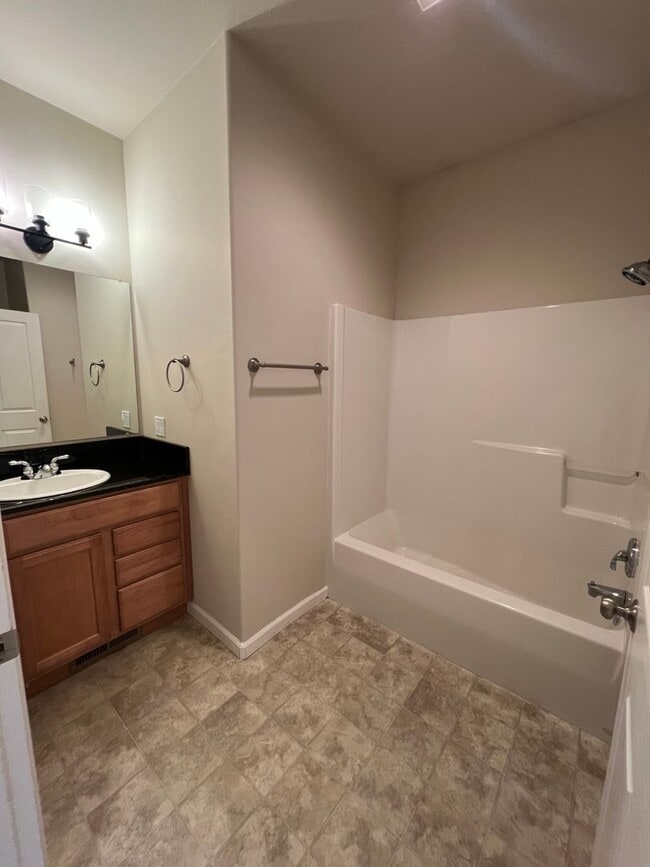 Building Photo - Great location with lots of amenities! 4 b...
