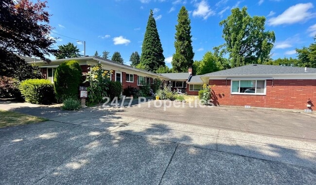 Building Photo - 1BD I 1BA Apartment - Downtown Sellwood
