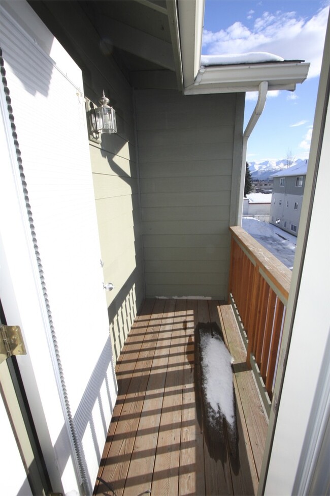 Building Photo - 2 Bedroom Townhouse near Downtown Anchorage