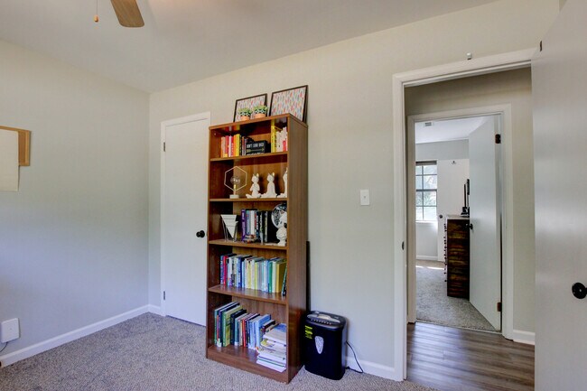 Building Photo - 554 Roselawn Dr