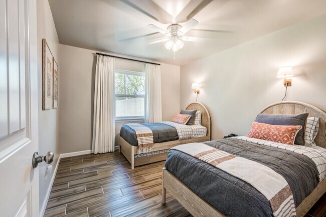 Building Photo - 11 N Pecan Dr