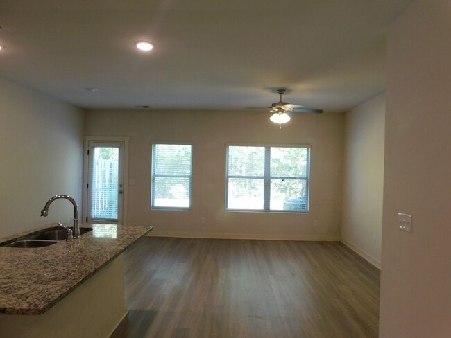 Building Photo - 672 The Heights Ln