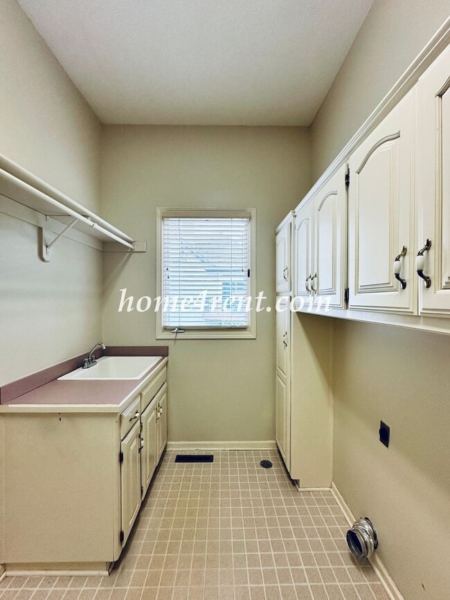 Building Photo - Exceptional 1.5 Story Home in the Prestigious Loch Lloyd Community!
