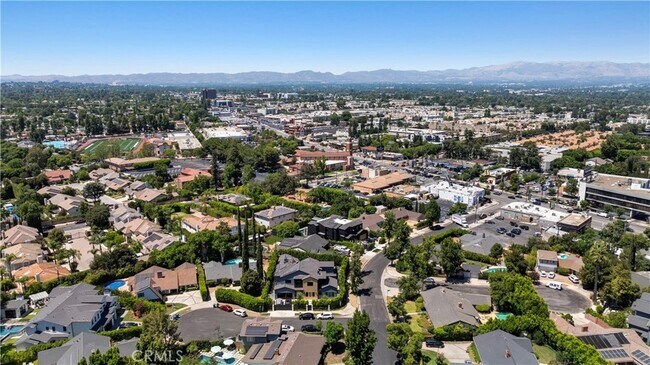 Building Photo - 17631 Tarzana St