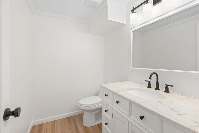 Building Photo - Stunning Spacious 2 Bed 2.5 Bath Condo in ...