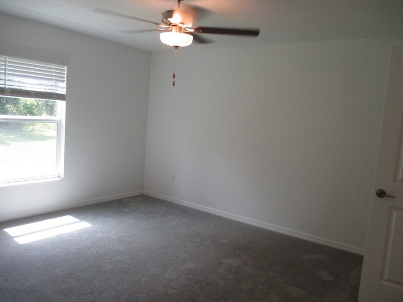 Building Photo - 5524 Blue Azure Dr