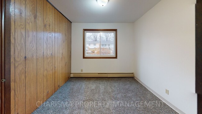 Building Photo - SPACIOUS ONE BEDROOM UNIT, GREAT LOCATION ...