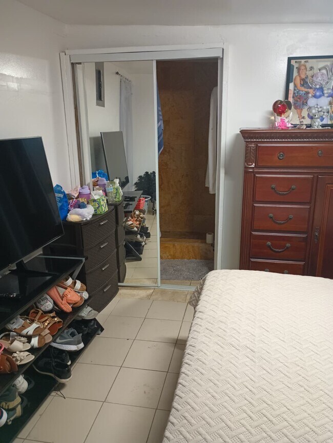 Building Photo - 2905 E 8th Ave