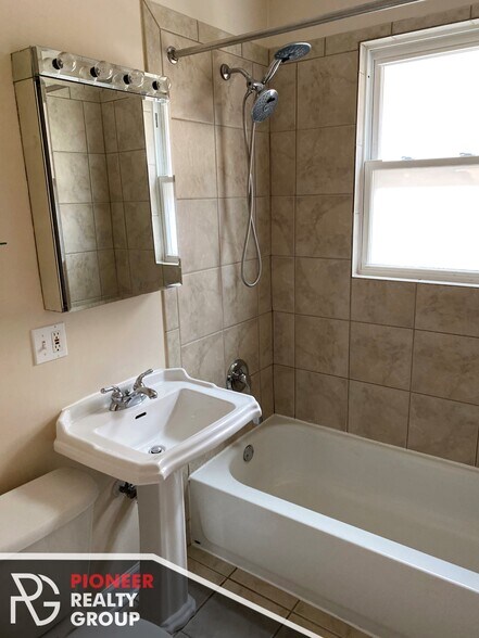 Building Photo - 628 W Roscoe St