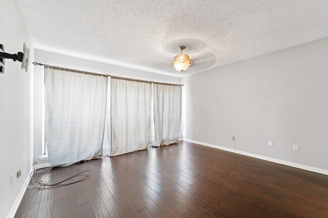 Building Photo - MAN-710S