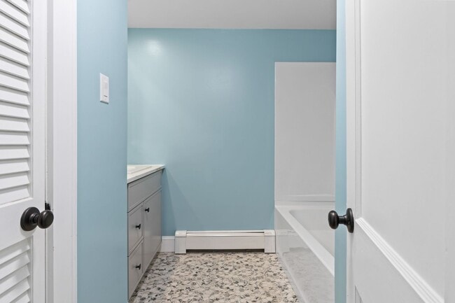 Building Photo - 381 Littlefield Rd