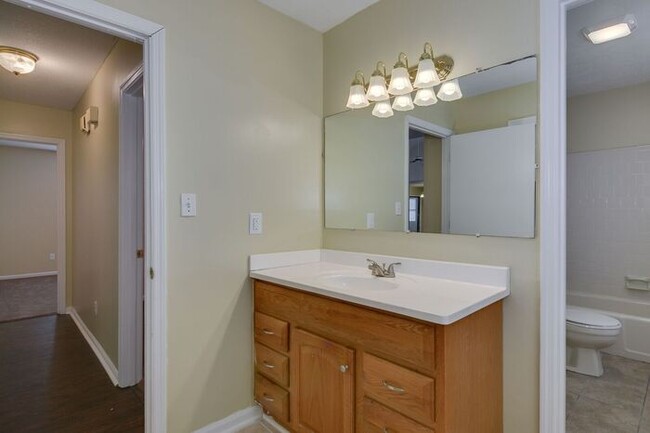 Building Photo - Spacious Three Bedroom in Goshen Lake