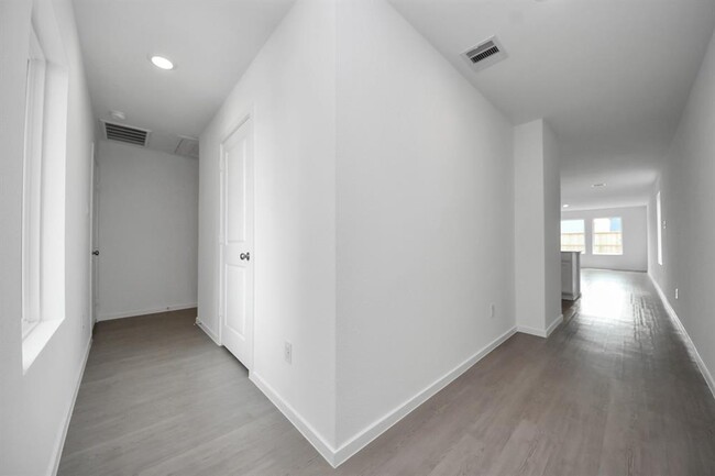 Building Photo - 18036 le gotte