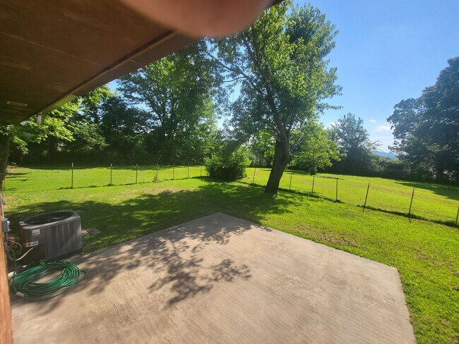 Building Photo - Move-in Ready!  3-Bed, 2-Bath Farmington Home.  Fenced-in backyard + 2x Car Garage