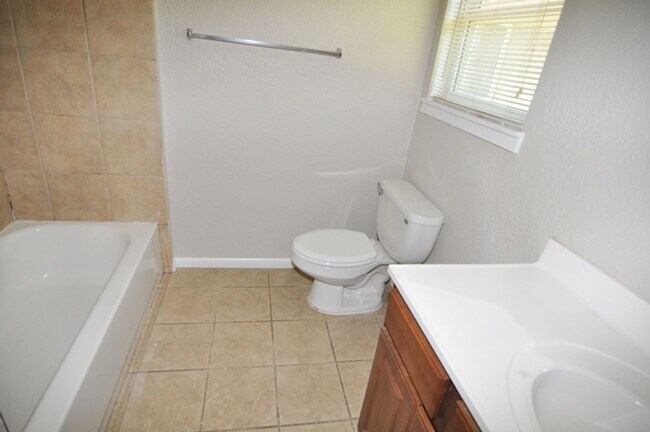 Building Photo - 1117 Trailwood Dr