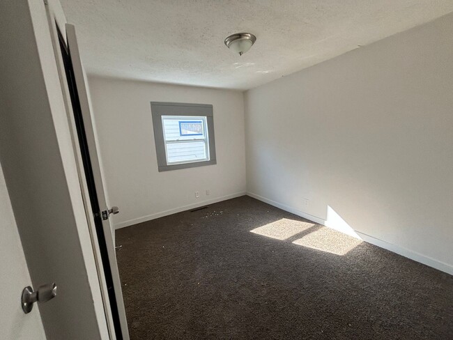 Building Photo - Charming 3 bed 1 bath house!