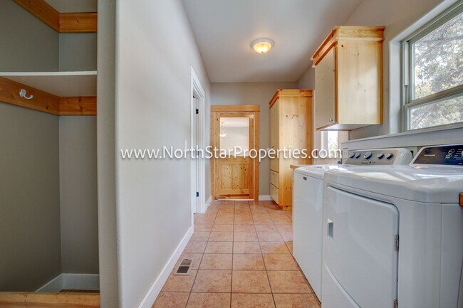 Building Photo - Beautiful Home On 10 Acres. Horse property