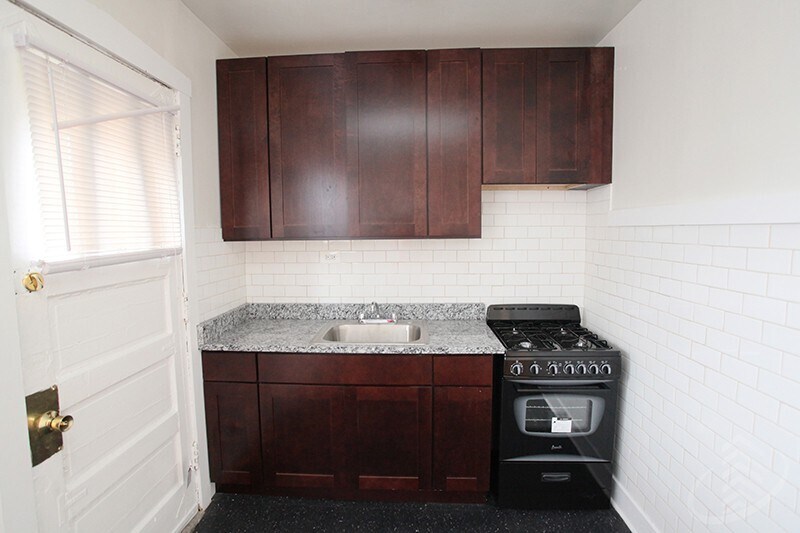 Building Photo - 6364 N Hermitage Ave