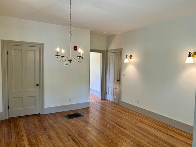 Building Photo - 831 Lexington Rd