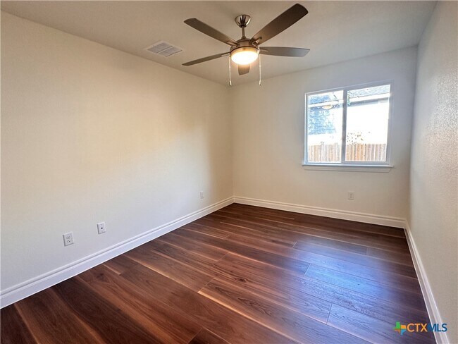 Building Photo - 2017 Ridge View Dr