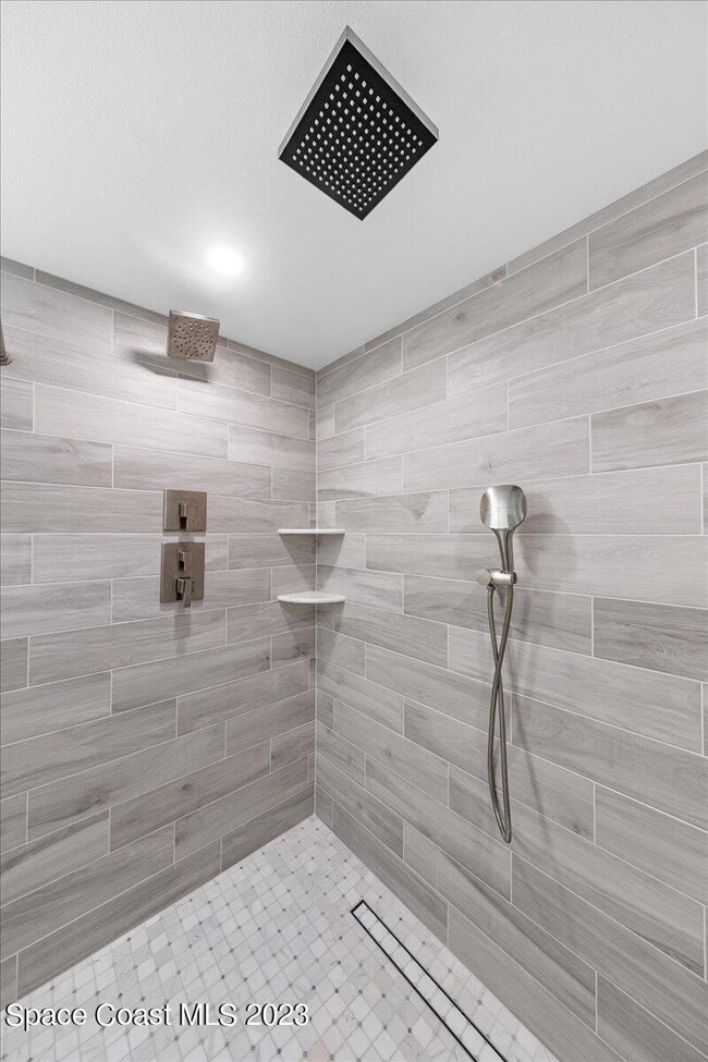 Building Photo - 7801 Ridgewood Ave