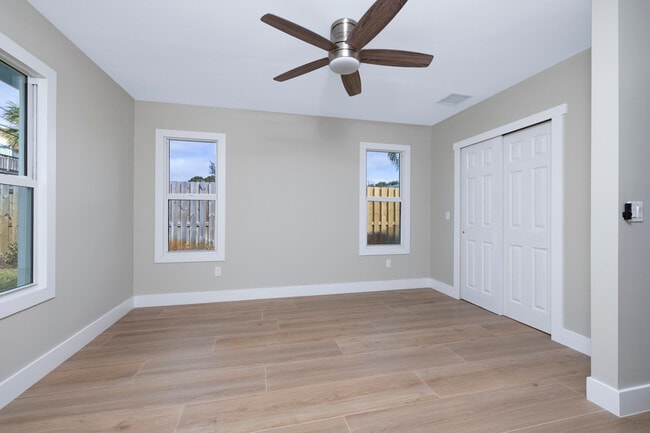 Building Photo - 1036 NE Wright Ave